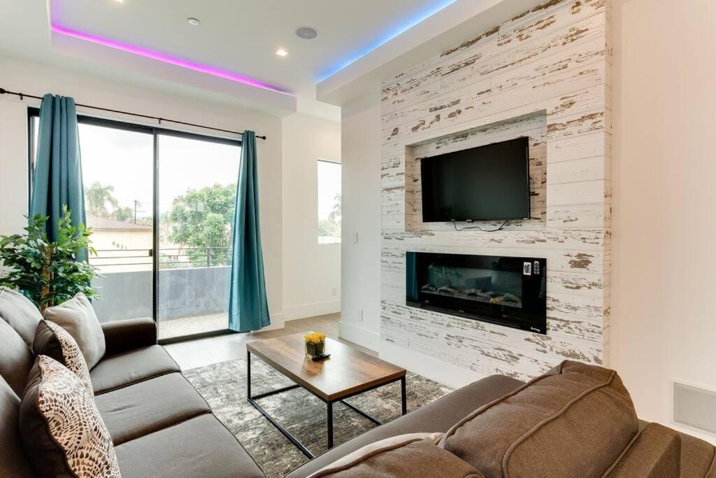 2 New Luxury Modern 3 Story Homes Villa