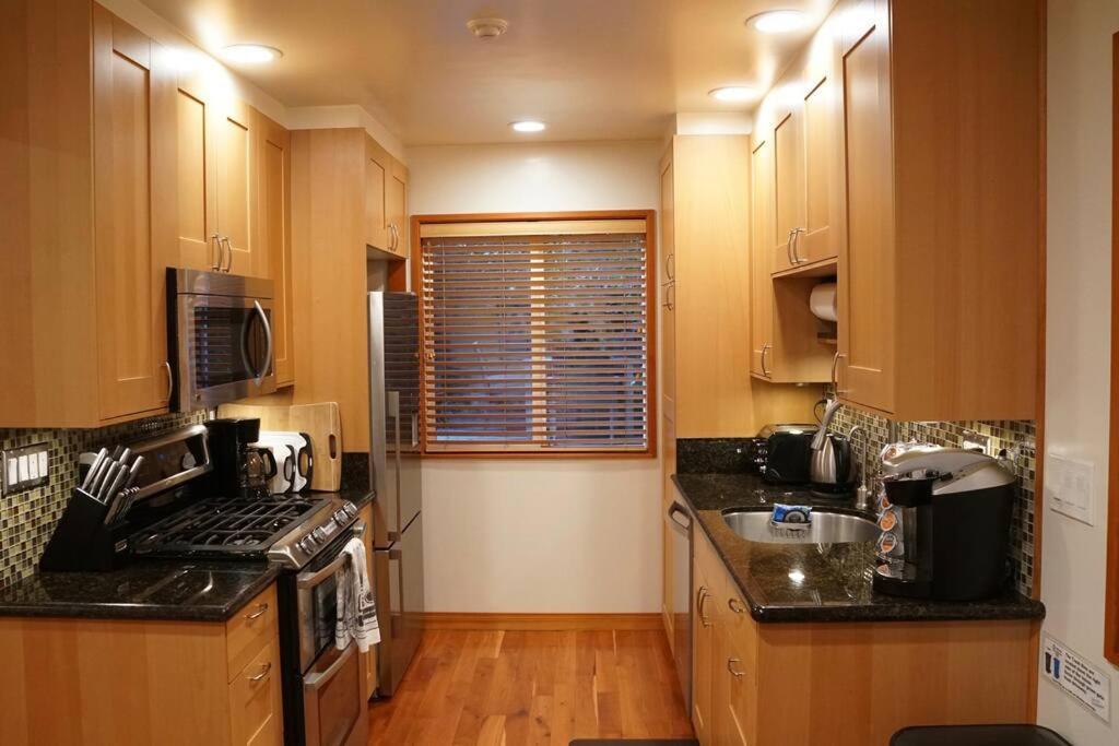 Holiday home Luxury 1 Bedroom Unit-walk To Beach -baby Friendly *