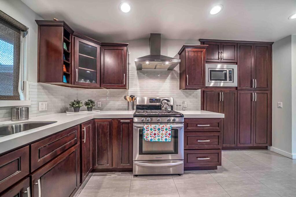 Luxury House Pool & 10 Mins From Hollywood & Universal * Los Angeles