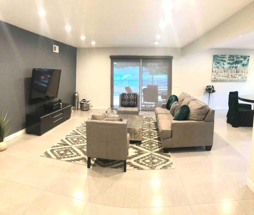 Luxury House Pool & 10 Mins From Hollywood & Universal * Los Angeles