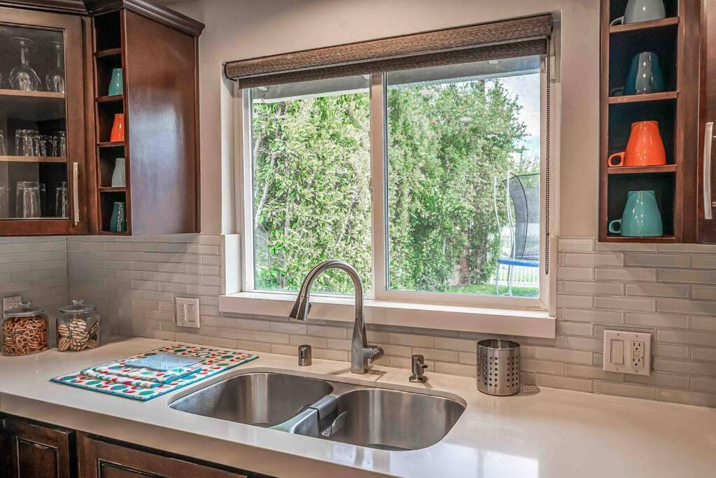 Luxury House Pool & 10 Mins From Hollywood & Universal Holiday home