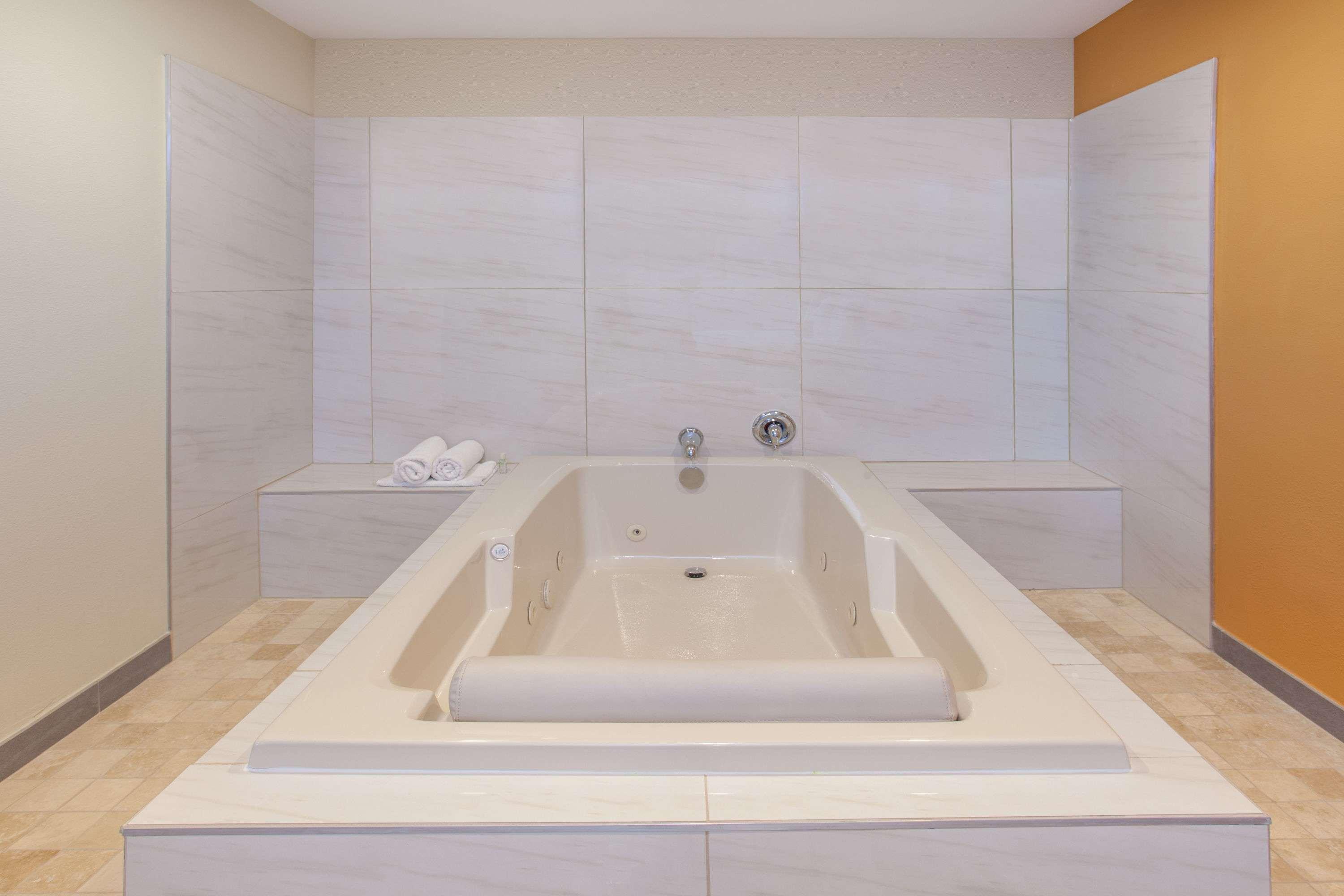 Ramada By Wyndham Culver City Hotel