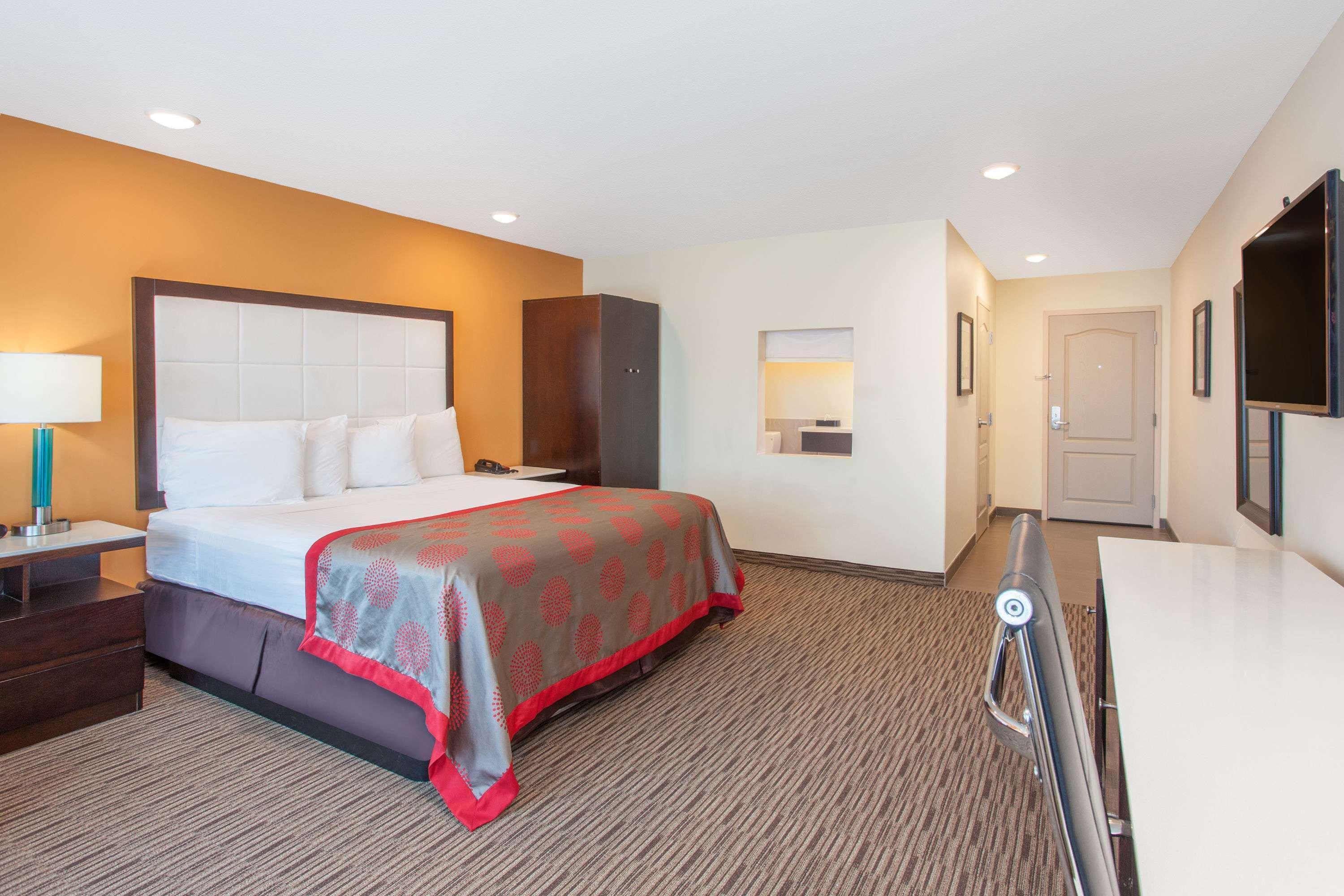 Ramada By Wyndham Culver City Hotel