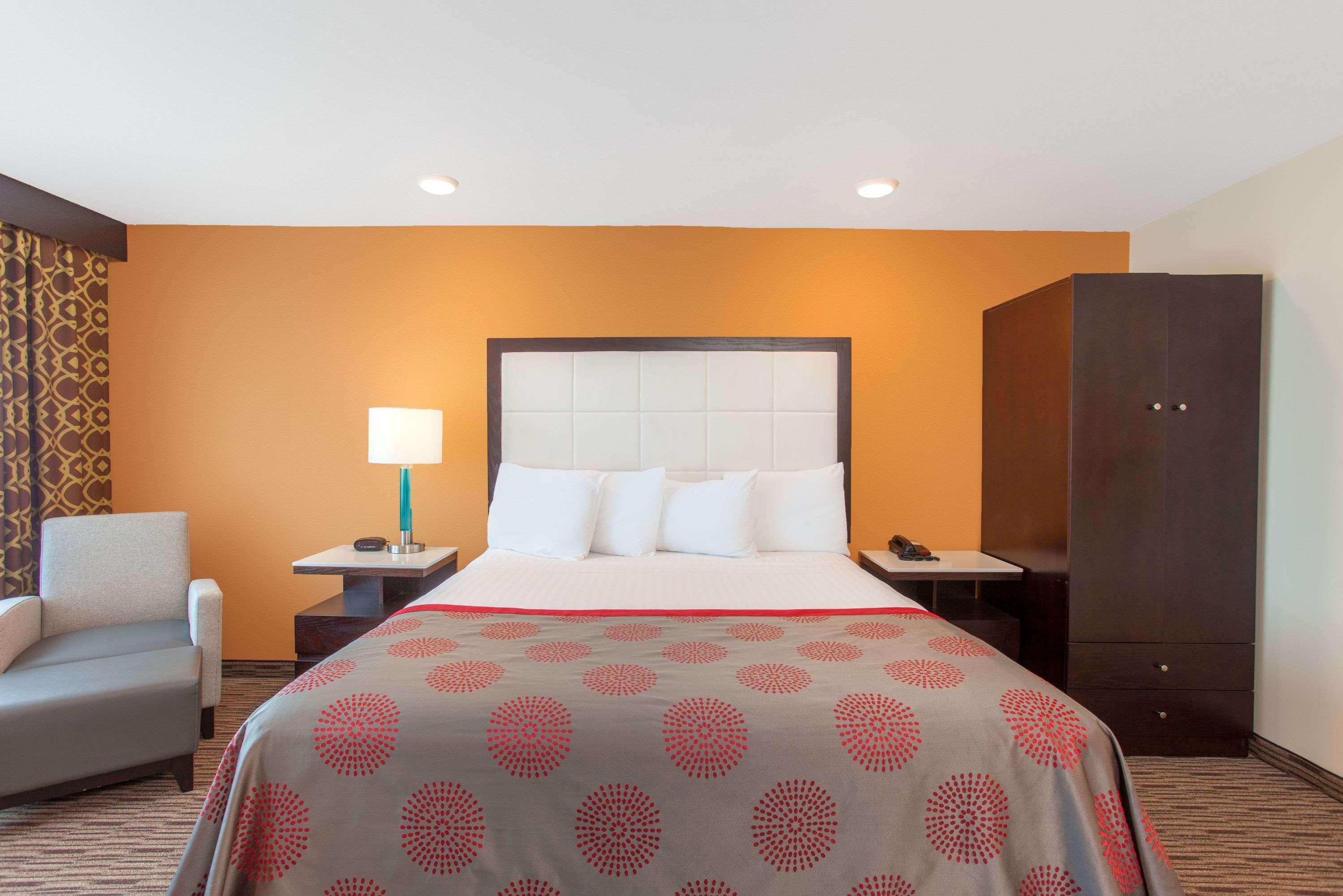 Ramada By Wyndham Culver City 3*