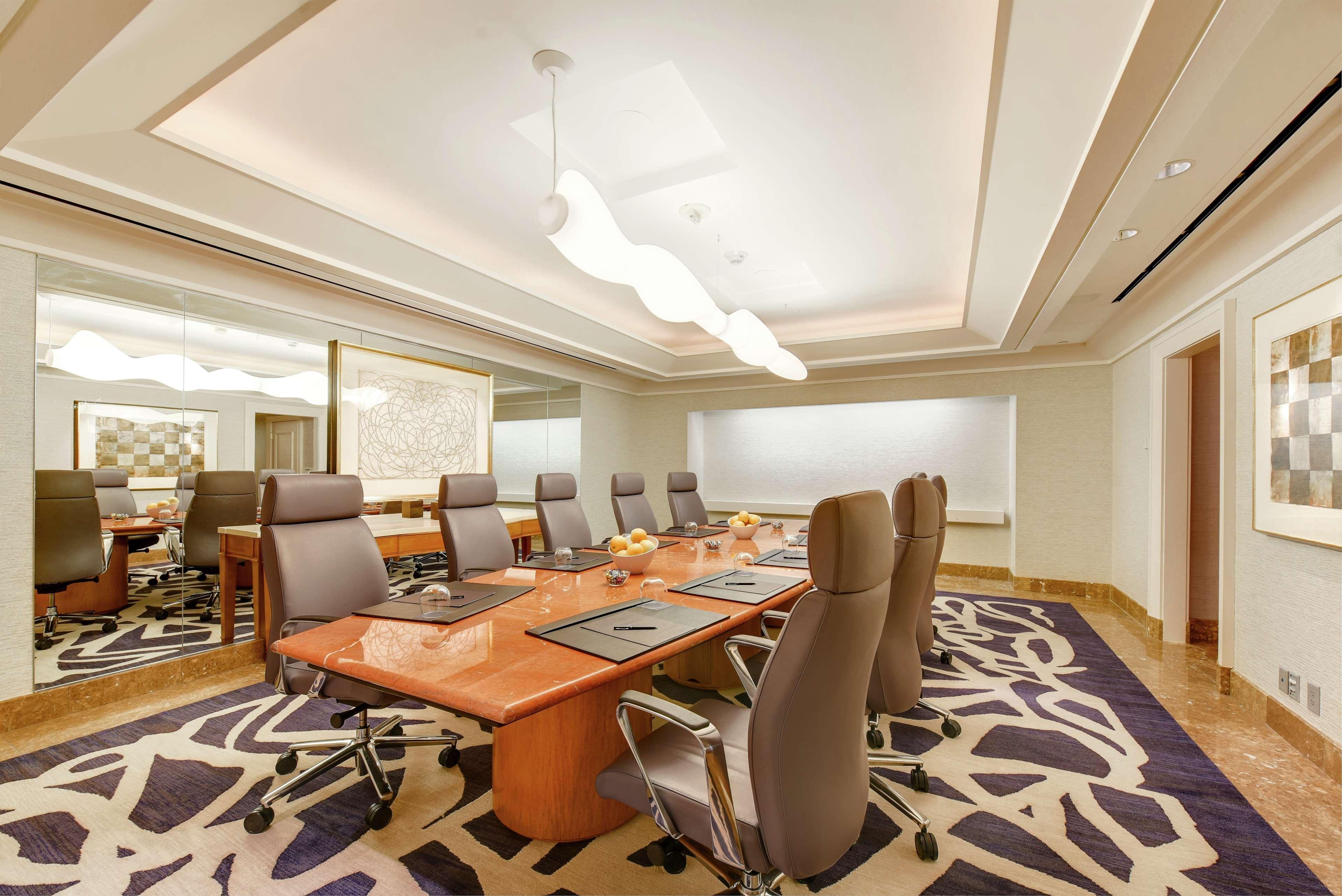 Hotel Hilton Airport 4*