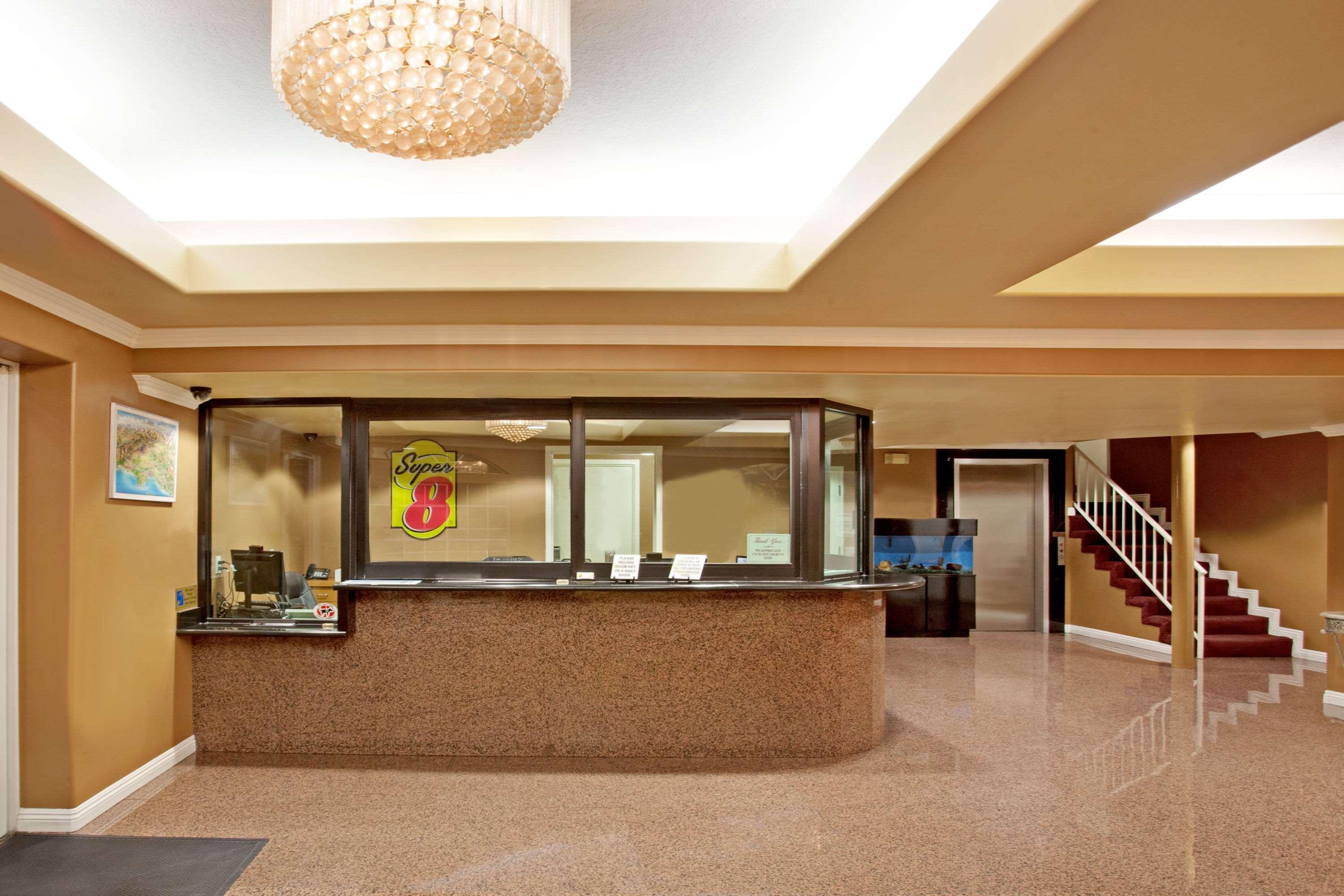 Super 8 By Wyndham Angeles Downtown Motel