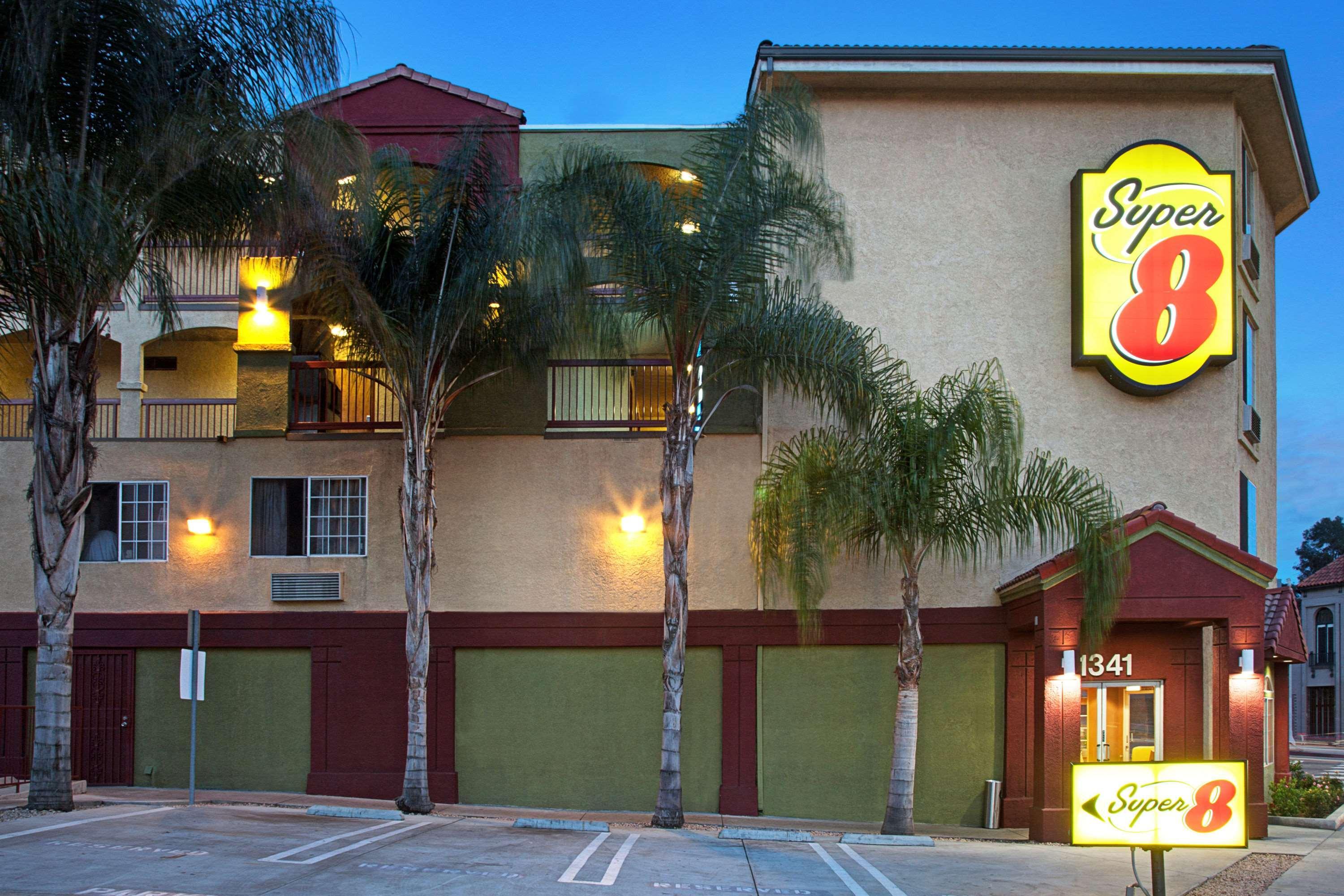 Super 8 By Wyndham Angeles Downtown Motel
