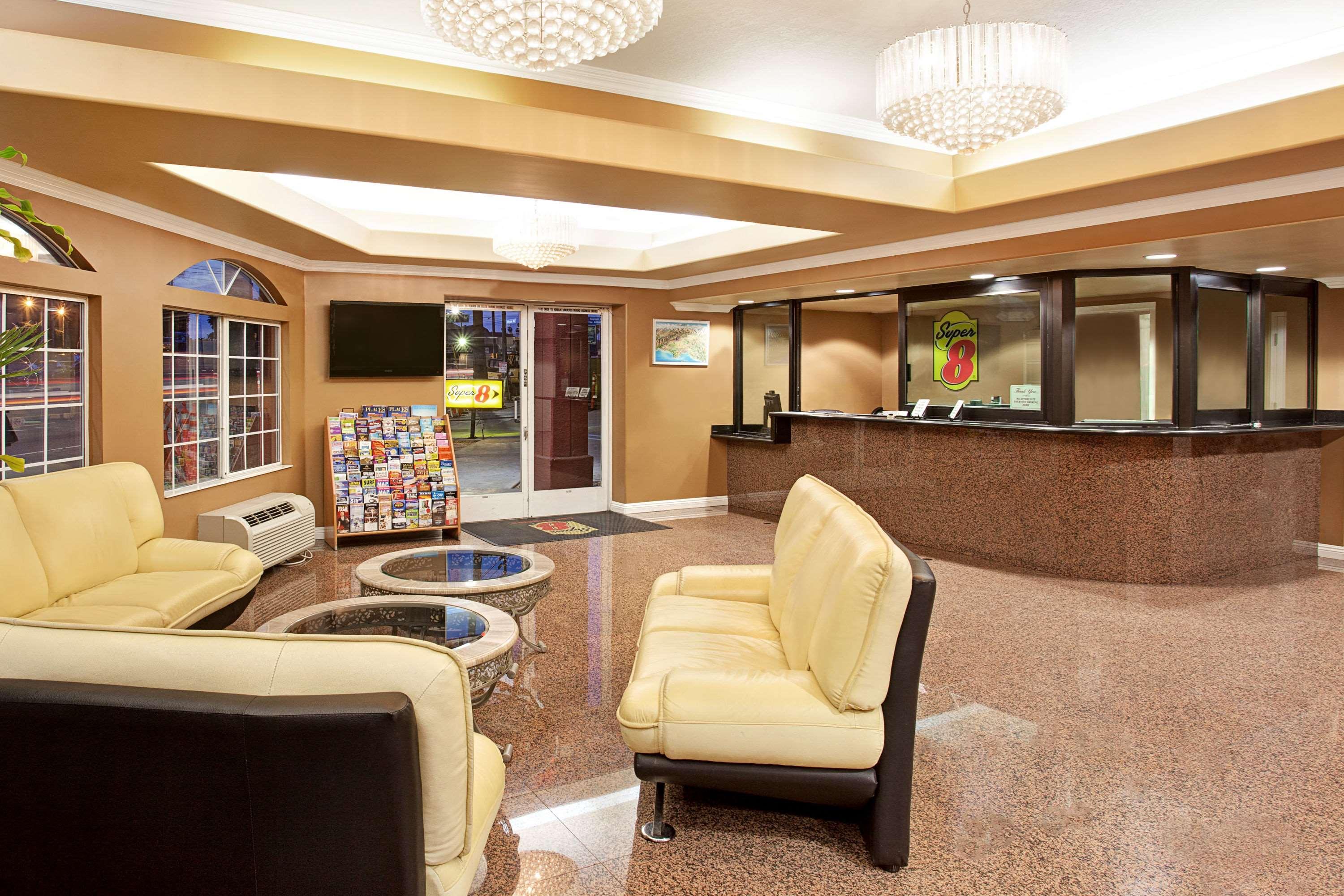 Super 8 By Wyndham Angeles Downtown Motel 2*