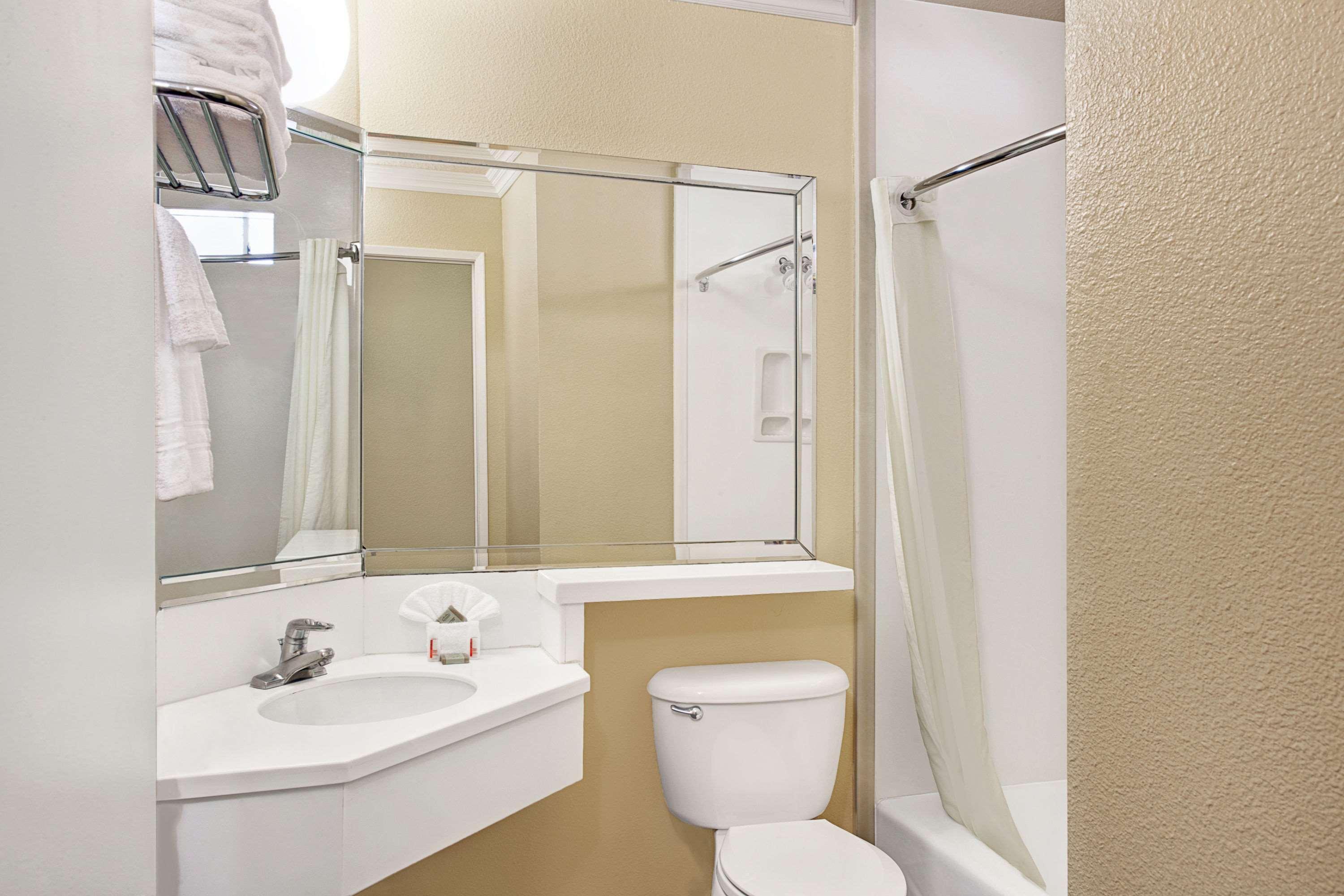Super 8 By Wyndham Angeles Downtown Motel 2*