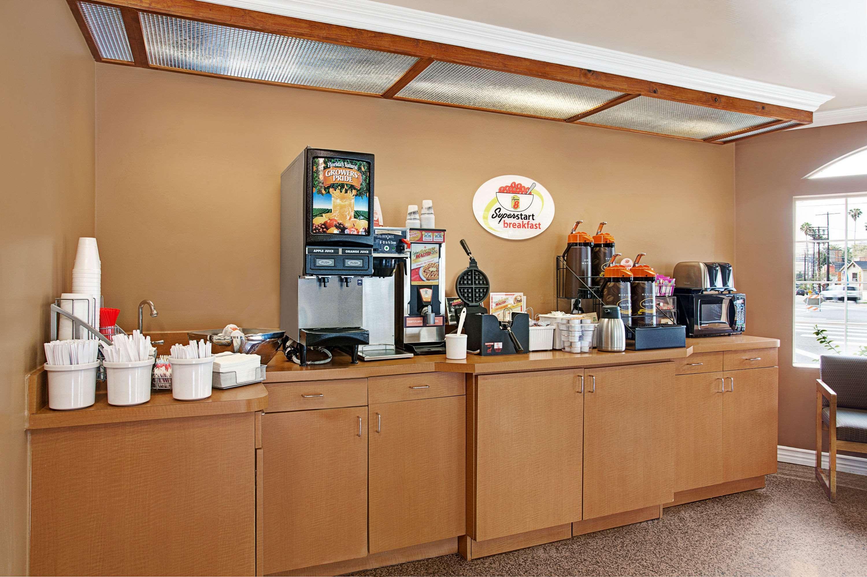 Super 8 By Wyndham Angeles Downtown 2*