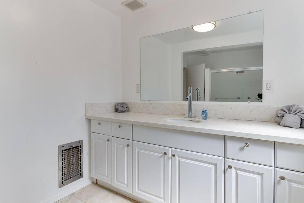 3 Bedroom Mid-wilshire Charmer Near Downtown
