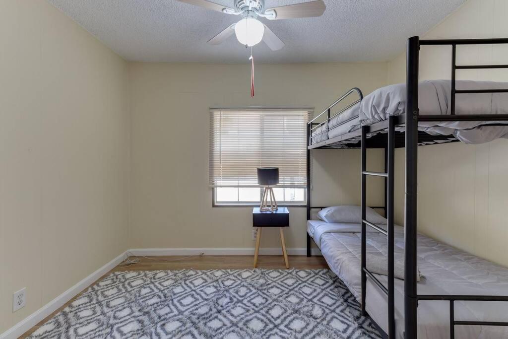 Holiday home 3 Bedroom Mid-wilshire Charmer Near Downtown