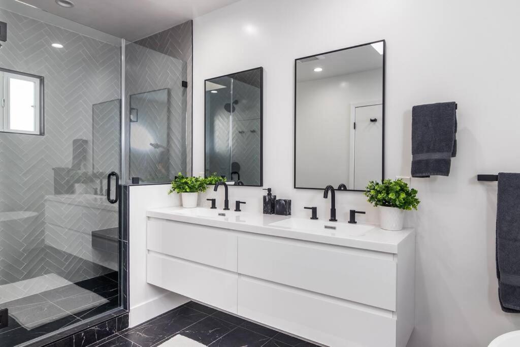 Villa 4 Bedroom House Large Pool & In Prime Location Los Angeles