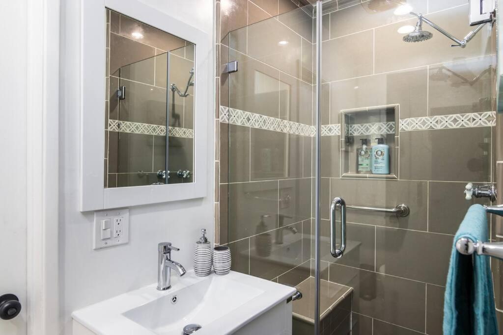 4 Bedroom House Large Pool & In Prime Location