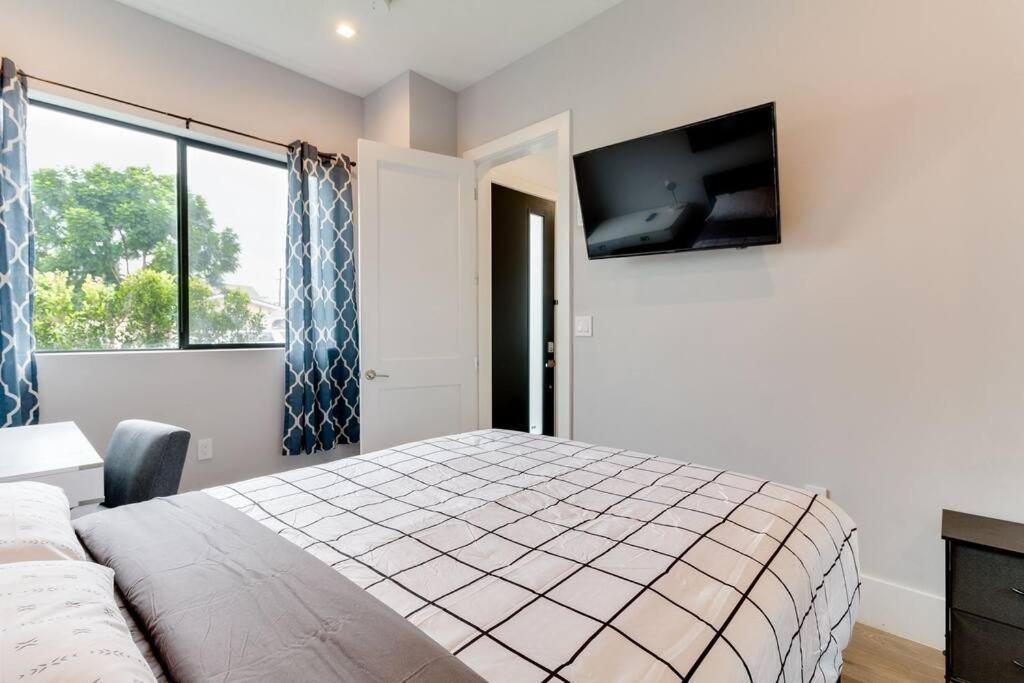 Modern 4 Bedroom With Rooftop Deck #1