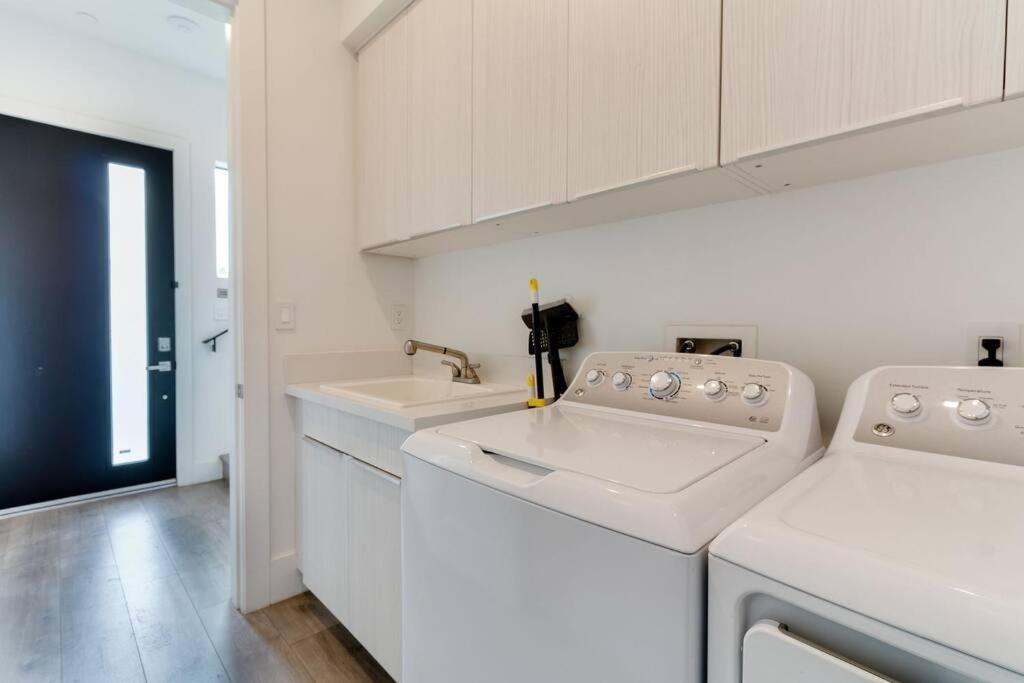 Modern 4 Bedroom With Rooftop Deck #1 *
