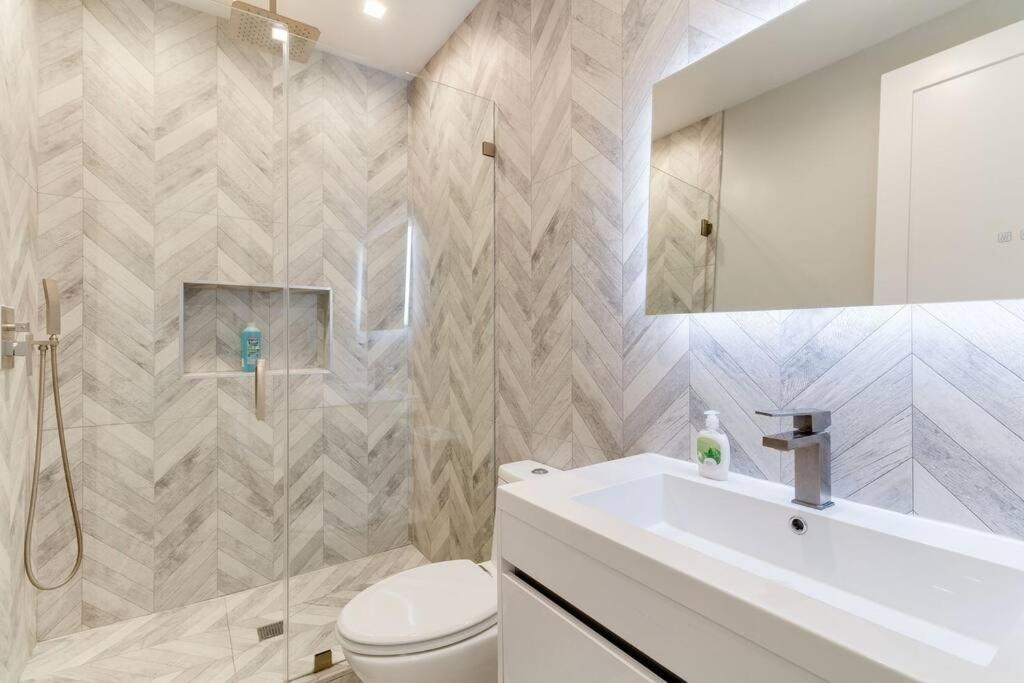 Modern 4 Bedroom Charmer W/ Rooftop Deck #2 Villa *