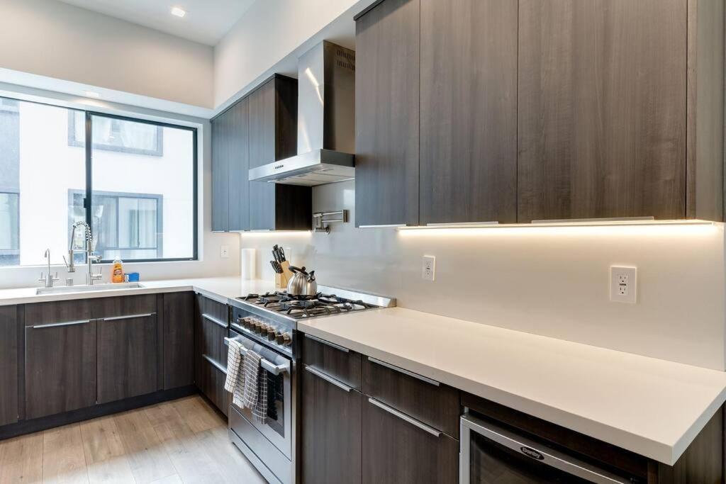 Modern 4 Bedroom With Rooftop Deck #1 Villa