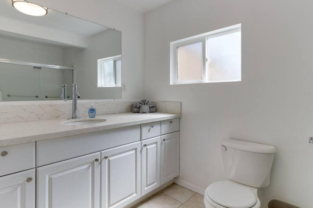 Holiday home 3 Bedroom Mid-wilshire Charmer Near Downtown Los Angeles