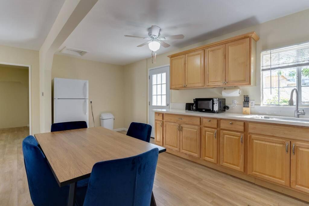 3 Bedroom Mid-wilshire Charmer Near Downtown Holiday home Los Angeles