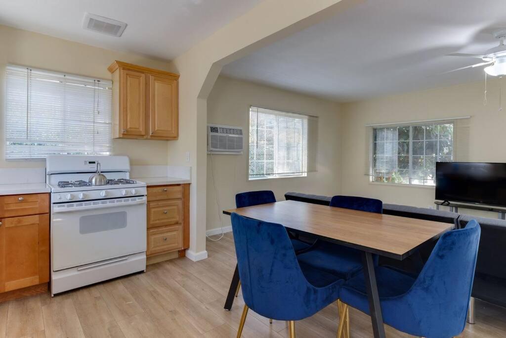 3 Bedroom Mid-wilshire Charmer Near Downtown