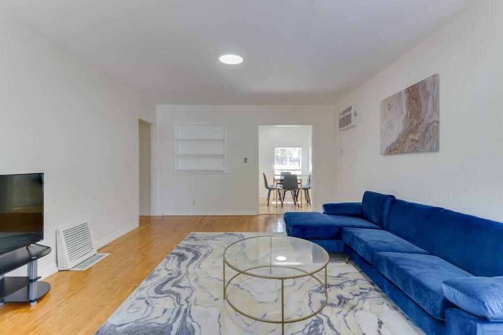 2 Bedroom Mid-wilshire Charmer Close To Downtown