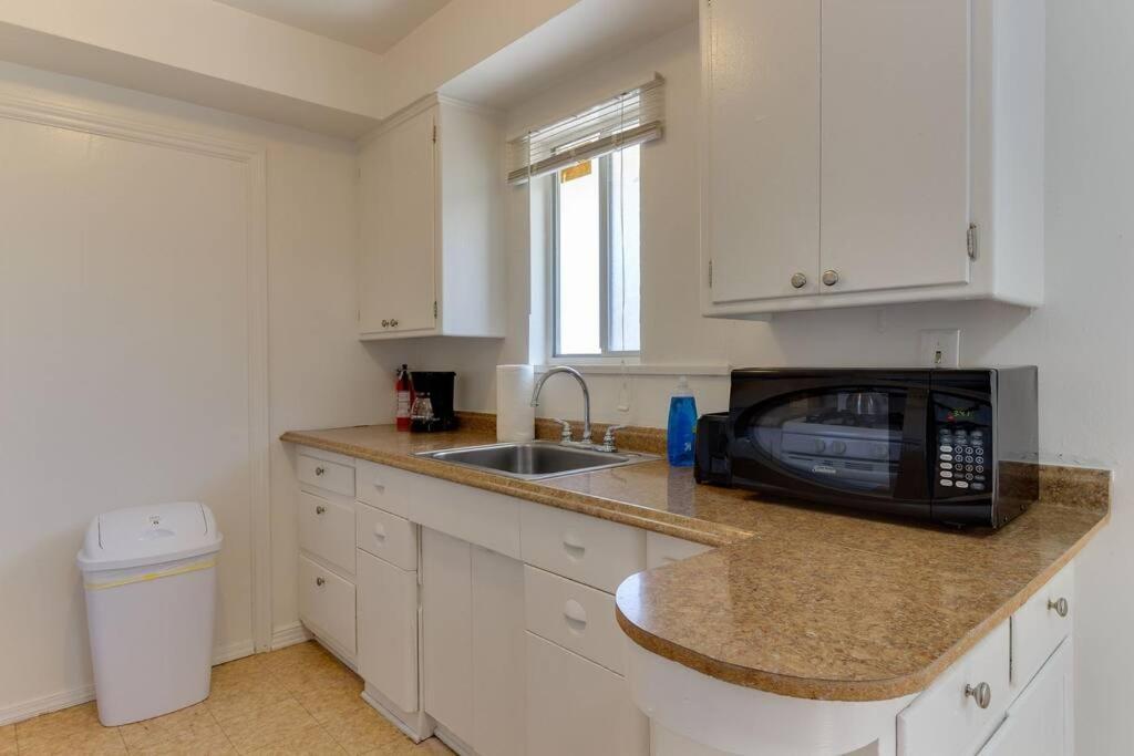 2 Bedroom Mid-wilshire Charmer Close To Downtown Holiday home Los Angeles