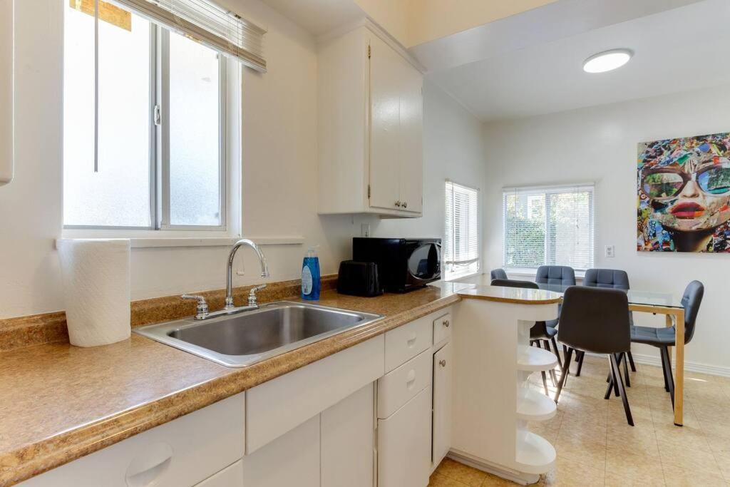2 Bedroom Mid-wilshire Charmer Close To Downtown Holiday home Los Angeles