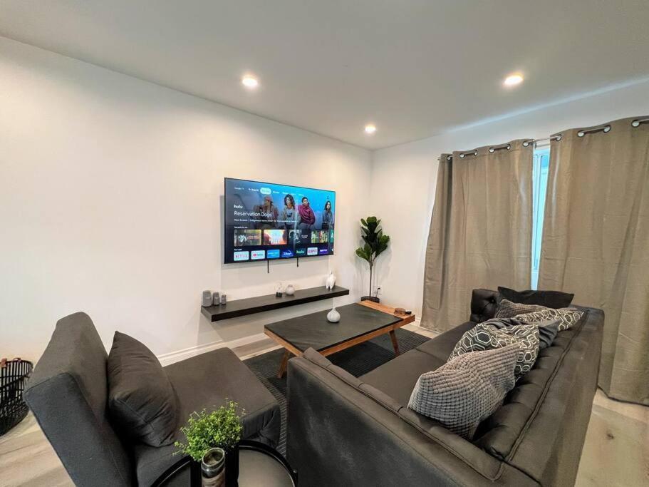 Hollywood Black Habitat Holiday home