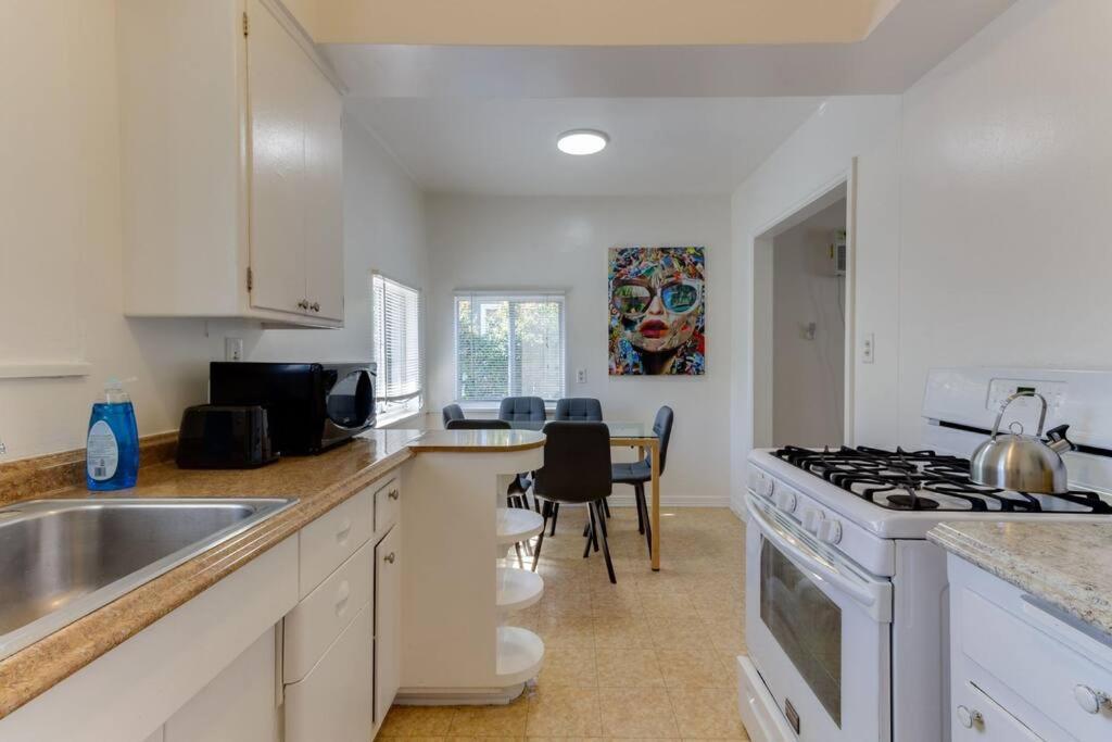 Holiday home 2 Bedroom Mid-wilshire Charmer Close To Downtown *
