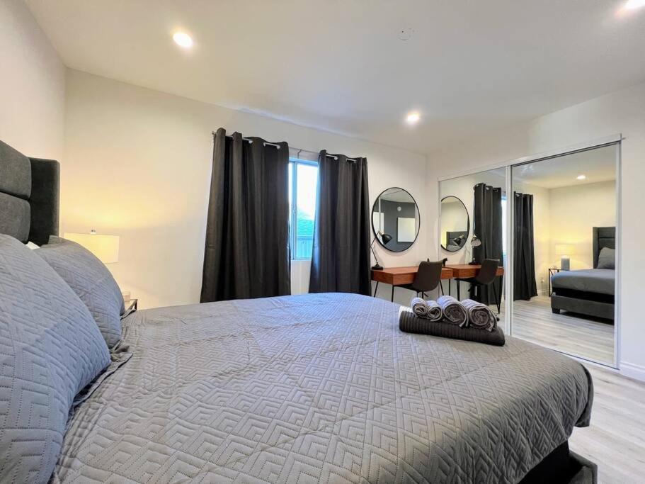 Hollywood Black Habitat Holiday home