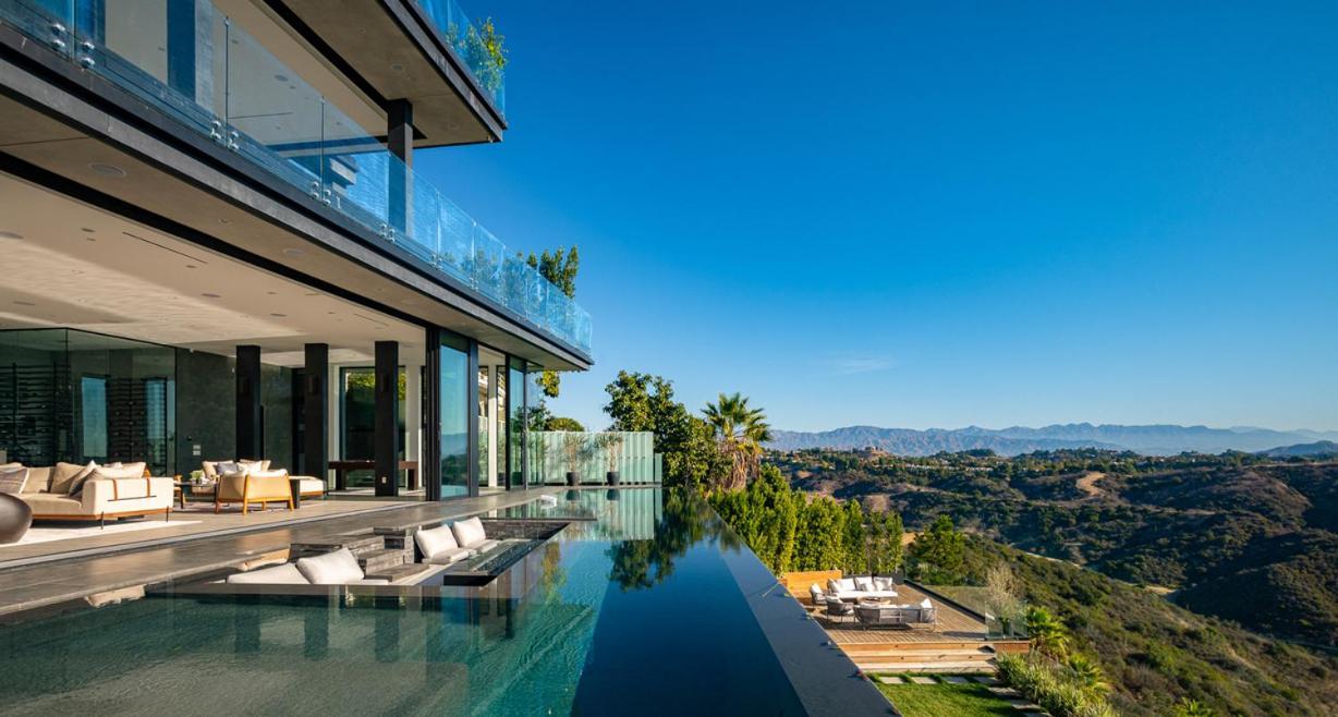 Sophisticated Modern Retreat In Bel Air Villa