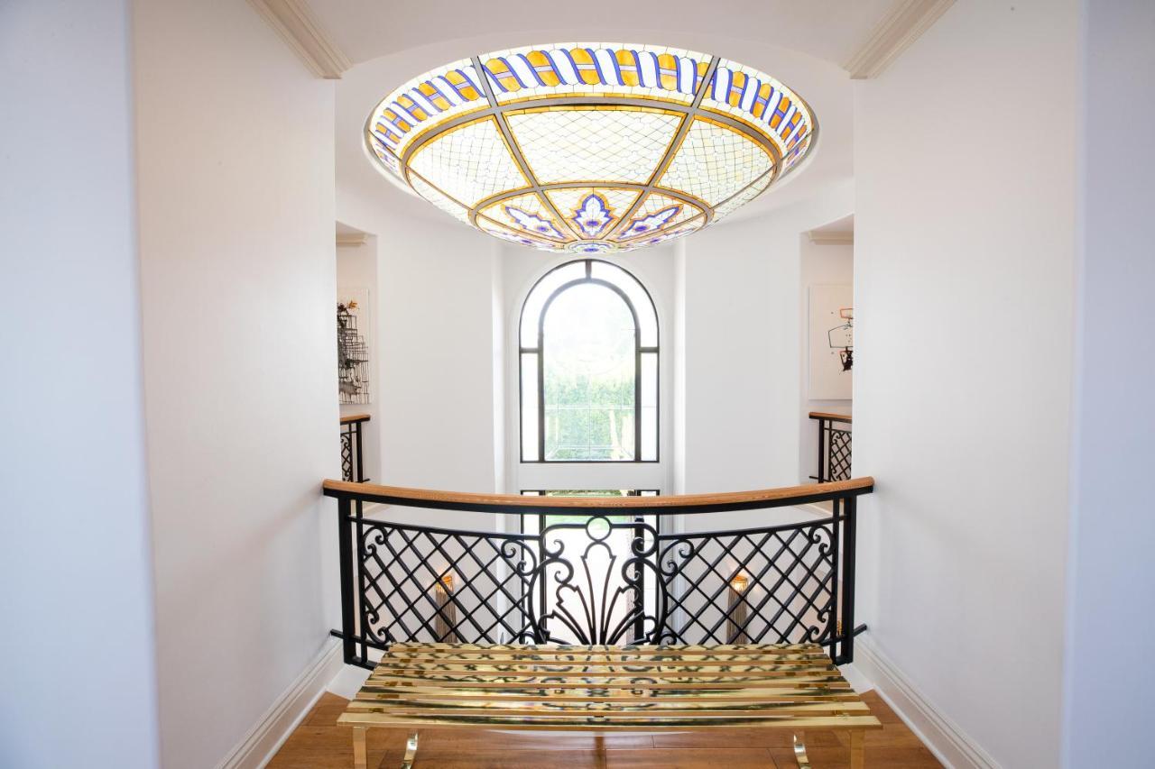 Sophisticated Grand Mansion In Prime Beverly Hills *