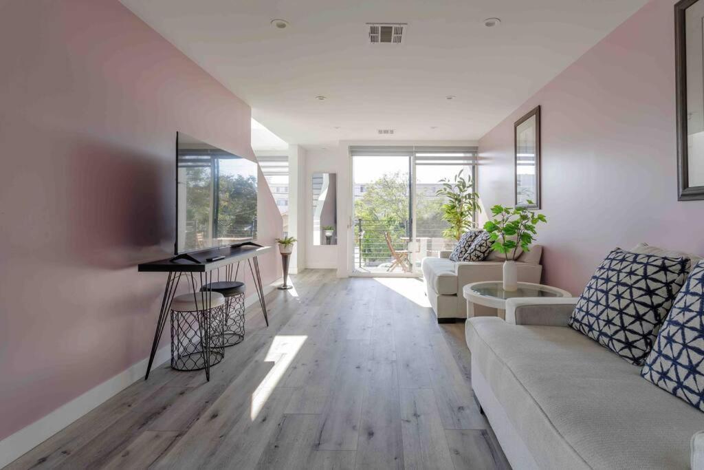 Stunning Hollywood Townhouse With Sunny Views