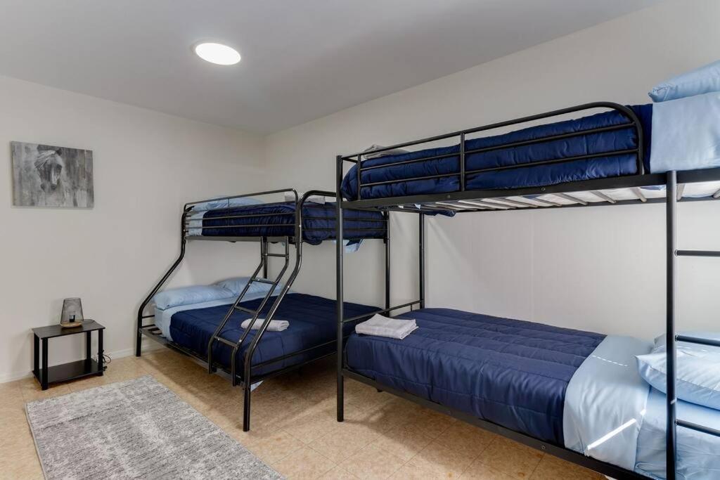 Holiday home 2 Bedroom Mid-wilshire Charmer Close To Downtown *