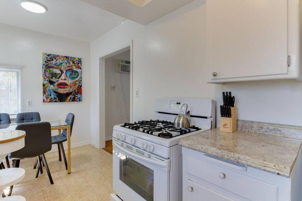 2 Bedroom Mid-wilshire Charmer Close To Downtown Holiday home