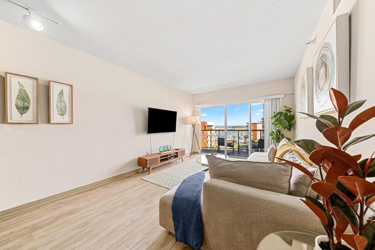 Apartment Marina View 2br Apt, Steps To W Gym, Pool & Parking