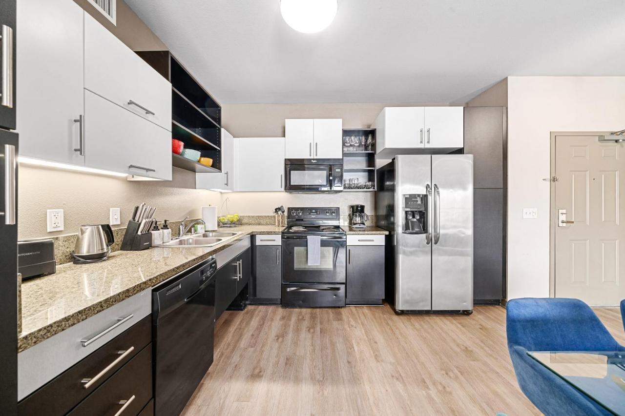 Marina View 2br Apt, Steps To W Gym, Pool & Parking *