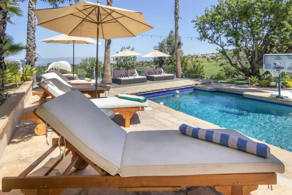 Gorgeous W/pool, Spa, B-ball Court & View! Villa *