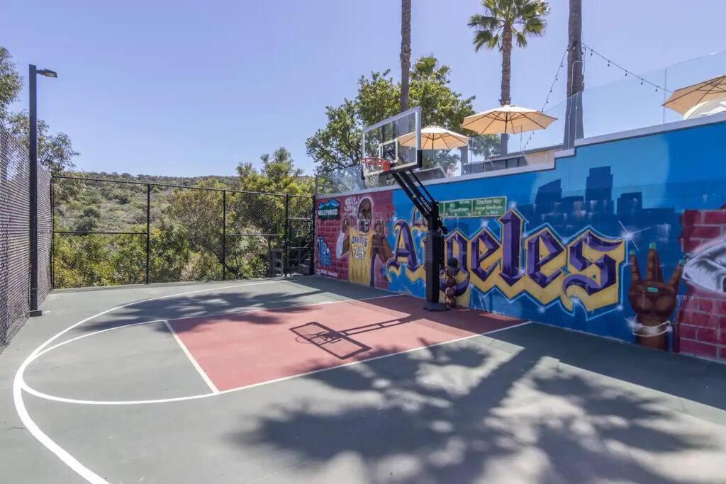 Villa Gorgeous W/pool, Spa, B-ball Court & View!