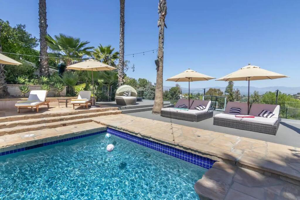 Villa Gorgeous W/pool, Spa, B-ball Court & View!