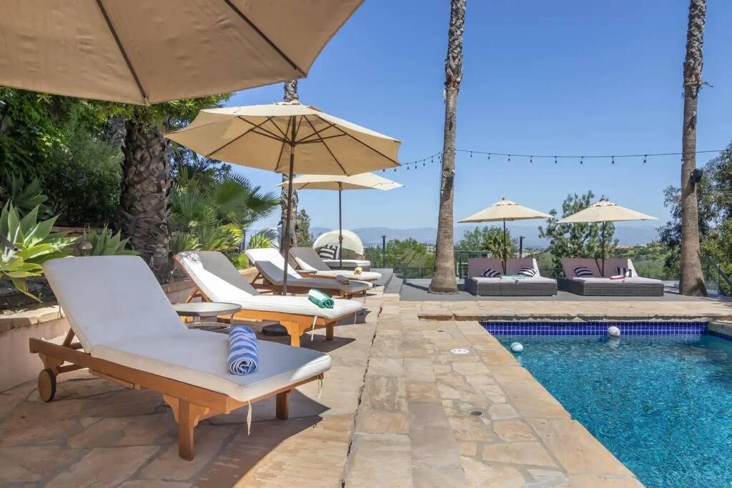 Villa Gorgeous W/pool, Spa, B-ball Court & View! Los Angeles