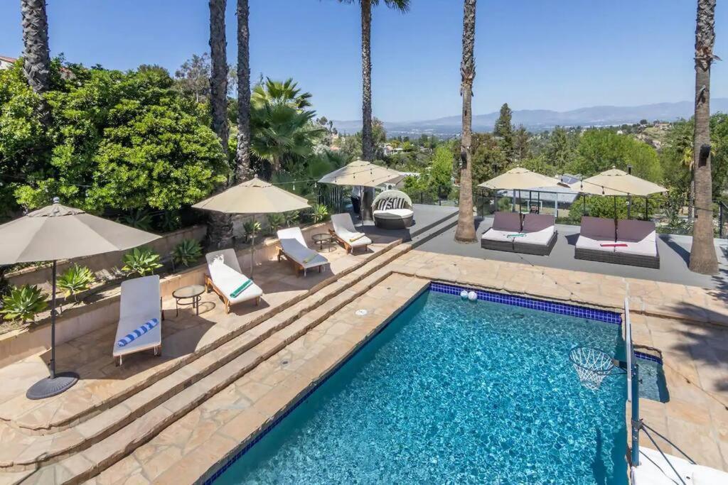Gorgeous W/pool, Spa, B-ball Court & View! *
