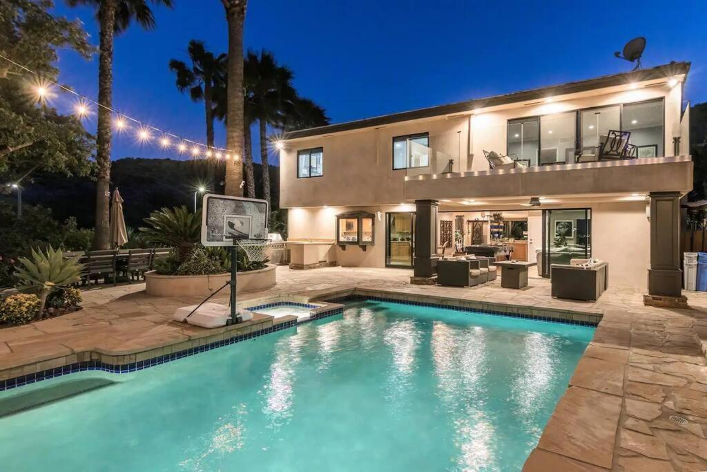 Gorgeous W/pool, Spa, B-ball Court & View! Villa Los Angeles