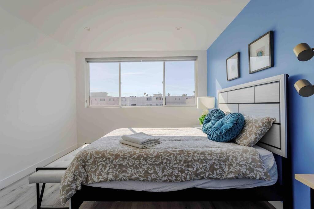 Casa de férias Stunning Hollywood Townhouse With Sunny Views *