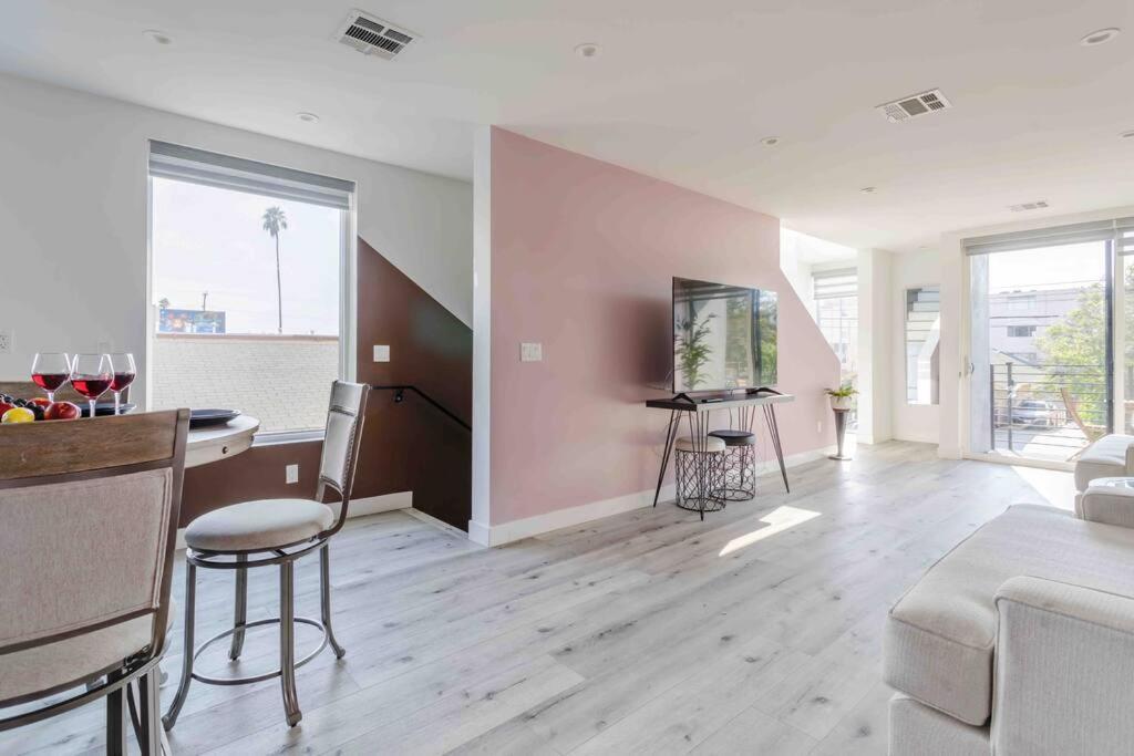 Stunning Hollywood Townhouse With Sunny Views Casa de férias