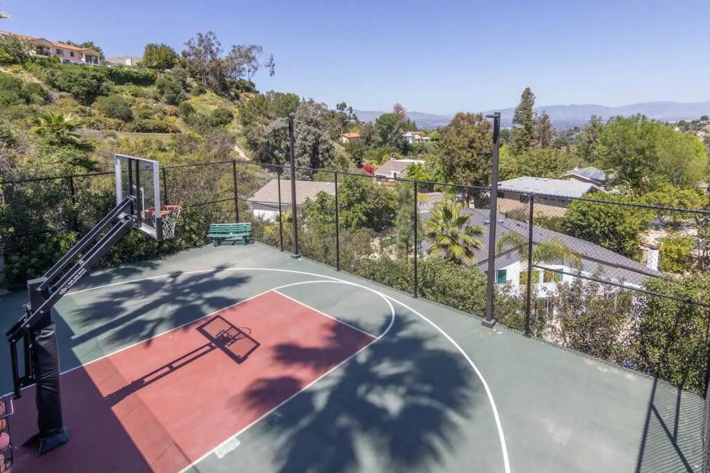 Gorgeous W/pool, Spa, B-ball Court & View! Villa Los Angeles