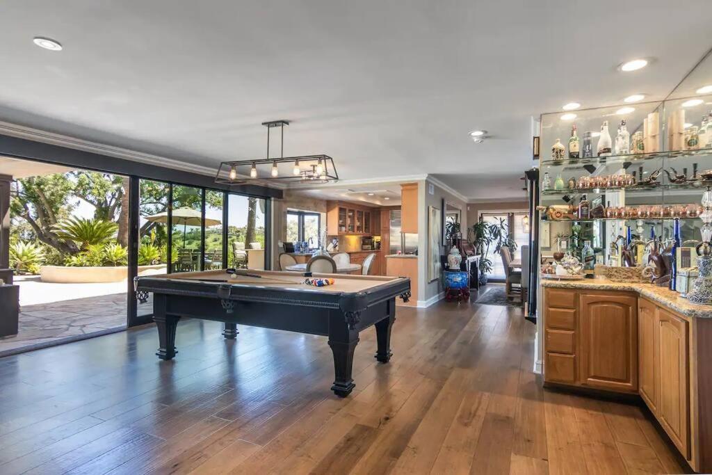 Gorgeous W/pool, Spa, B-ball Court & View! * Los Angeles