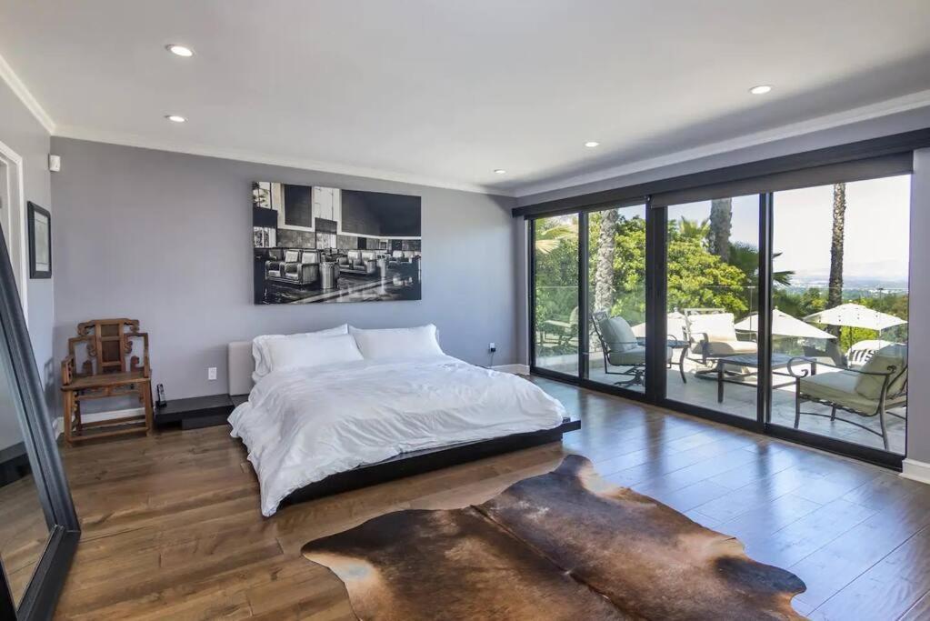 Gorgeous W/pool, Spa, B-ball Court & View! Los Angeles