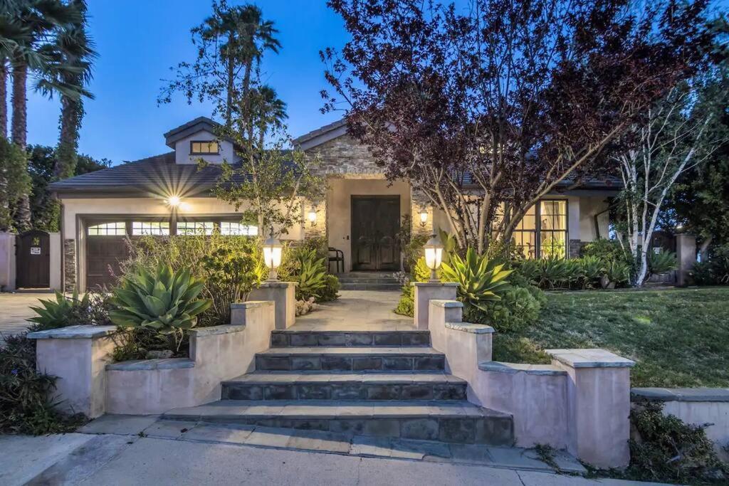 Gorgeous W/pool, Spa, B-ball Court & View! Villa